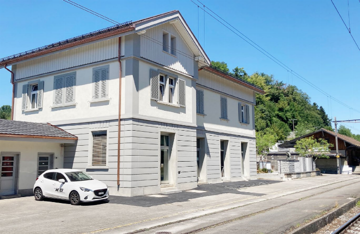 Mellingens alter Bahnhof heute. Die ursprüngliche Fassade wurde originalgetreu wieder hergestellt. Das Bahnhofsgebäude wird seit über 20 Jahren nicht mehr von der SBB genutzt und ist fremdvermietet. Fotos: mbe