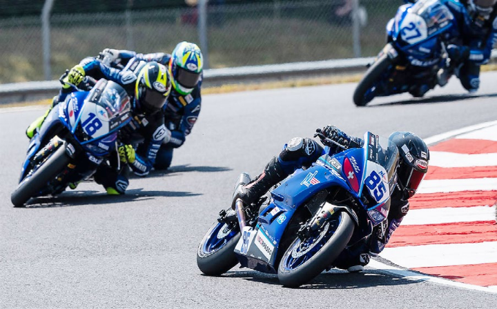 Alessandro Binder (Nr. 85) auf der Strecke in Donington, UK. Foto: zVg