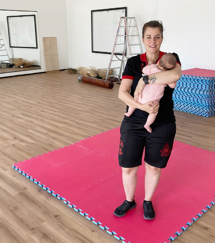 Melanie Bello mit ihrem Baby Elina im Lokal am Dorfplatz Stetten. Foto: mbe Melanie Bello mit ihrem Baby Elina im Lokal am Dorfplatz Stetten. Foto: mbe