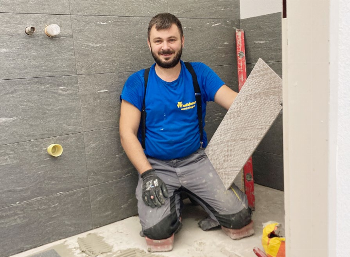 Er verlegt Platten aus Valser Quarzit im neuen Bar-WC des «Scharf Eck». Die sanitären Anlagen der Bar im Erdgeschoss werden momentan erneuert. Foto: mbe