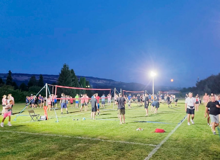 Das letztjährige Volleyballturnier im Rahmen des Sommerplausch-Fests auf dem Fussballplatz Kleinzelg in Tägerig. Foto: zVg