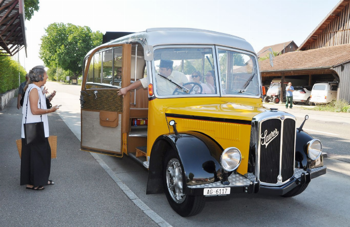 Bitte einsteigen! Die meisten Passagiere wussten nichts von der Jubiläumsaktion, stiegen aber gerne spontan in das historische Postauto der Marke Saurer, Baujahr 1951. Für viele war es das «Highlight des Tages». Fotos: ml