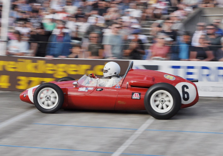 Mit dröhnenden Motoren liessen die historischen Rennfahrzeuge das Oval der Offenen Radrennbahn in Zürich-Oerlikon erzittern. Ein echtes Rennen war es zwar nicht – trotzdem waren die Boliden teils sportlich unterwegs. Fotos: ml