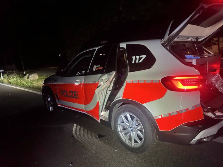 Das Auto der Stadtpolizei Baden, nachdem es gerammt wurde. Foto: Kapo AG Das Auto der Stadtpolizei Baden, nachdem es gerammt wurde. Foto: Kapo AG