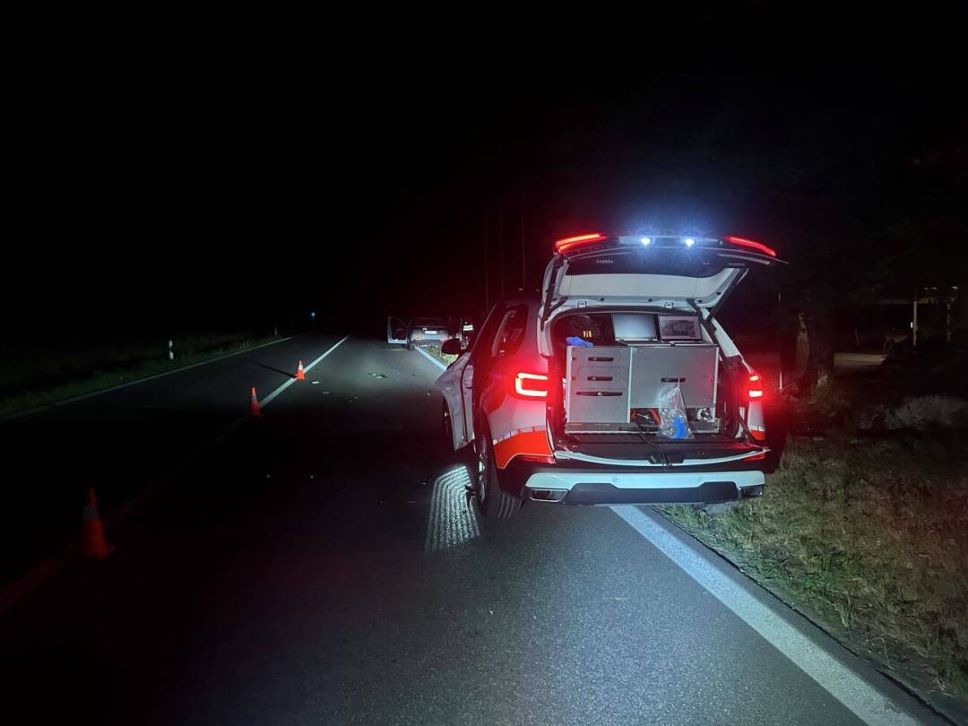 Das Auto der Stadtpolizei Baden, welches die 41-jährige Automobilistin rammte, auf der Birrfeldstrasse im Ausserortsbereich bei Büblikon. Foto: Kapo AG Das Auto der Stadtpolizei Baden, welches die 41-jährige Automobilistin rammte, auf der Birrfeldstrasse im Ausserortsbereich bei Büblikon. Foto: Kapo AG