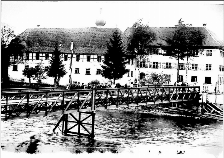 1909 ersetzte eine Eisenbrücke zwischen Stetten und dem Gnadenthal die bisherige Reuss-Fähre.