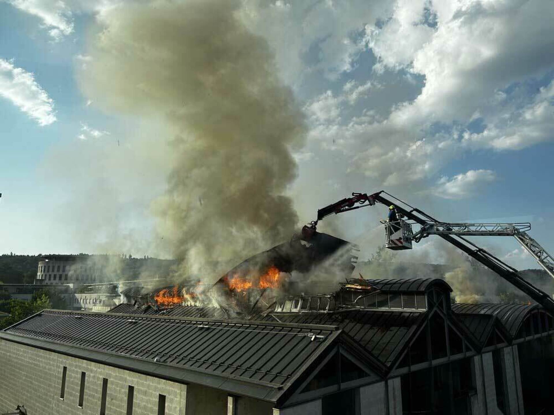 Grossbrand zerstört Turnhalle in Dättwil - Das Bild wird blockiert. – Möglicherweise durch einen aktiven Adblocker.