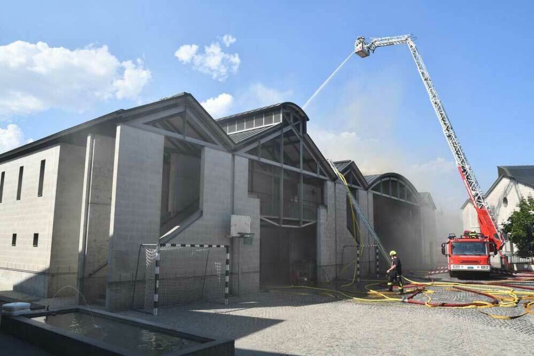 Ein Grossaufgebot der Feuerwehren bekämpfte am Mittwochnachmittag und auch am Donnerstag das Feuer. Foto: Kapo Ein Grossaufgebot der Feuerwehren bekämpfte am Mittwochnachmittag und auch am Donnerstag das Feuer. Foto: Kapo