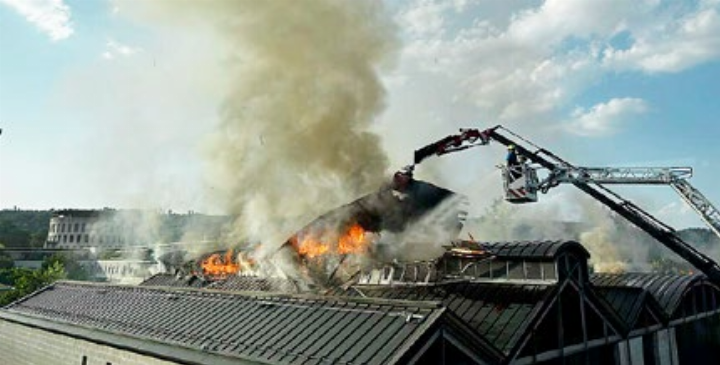 Das Dach der Turnhalle in Brand. Foto: Kapo