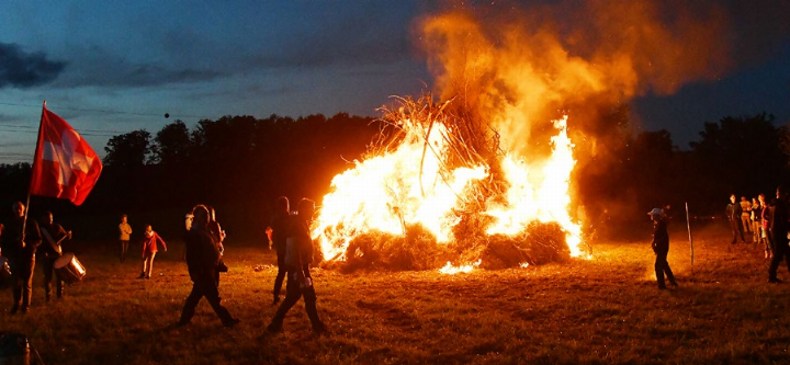 Was in anderen Jahren möglich war, ist diesmal an den Bundesfeiern ausgeschlossen: Das Höhenfeuer von Birrhard im Jahr 2023. Foto Archiv, hhs