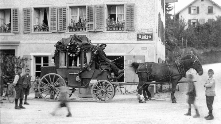 Die letzte reich bekränzte Postkutsche «Mellingen – Bremgarten» am 31. Juli 1926 vor dem ehemaligen Postbüro am heutigen Zentralplatz. Die letzte reich bekränzte Postkutsche «Mellingen – Bremgarten» am 31. Juli 1926 vor dem ehemaligen Postbüro am heutigen Zentralplatz.