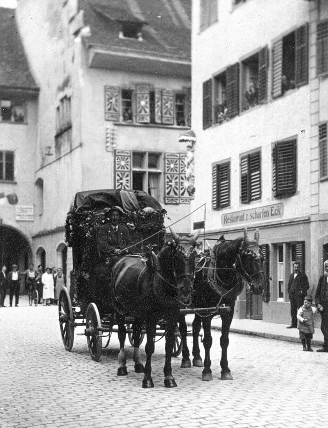 Die letzte Postkutsche «Mellingen – Bremgarten» am 31. Juli 1926 auf der Hauptgasse. Alle Bilder: Fotoarchiv Mellingen Die letzte Postkutsche «Mellingen – Bremgarten» am 31. Juli 1926 auf der Hauptgasse. Alle Bilder: Fotoarchiv Mellingen