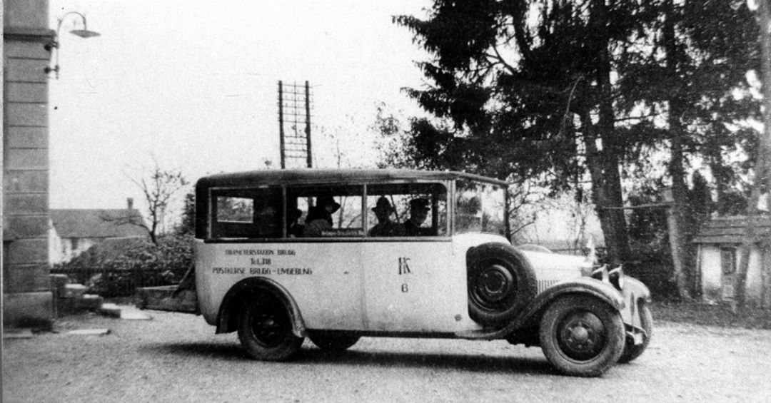 Das erste seit dem 1. August 1926 verkehrende Postauto «Mellingen – Bremgarten – Muri» beim Bahnhof Mellingen. Betrieben wurde diese Linie von der Firma Karl Laubacher in Brugg. Das erste seit dem 1. August 1926 verkehrende Postauto «Mellingen – Bremgarten – Muri» beim Bahnhof Mellingen. Betrieben wurde diese Linie von der Firma Karl Laubacher in Brugg.