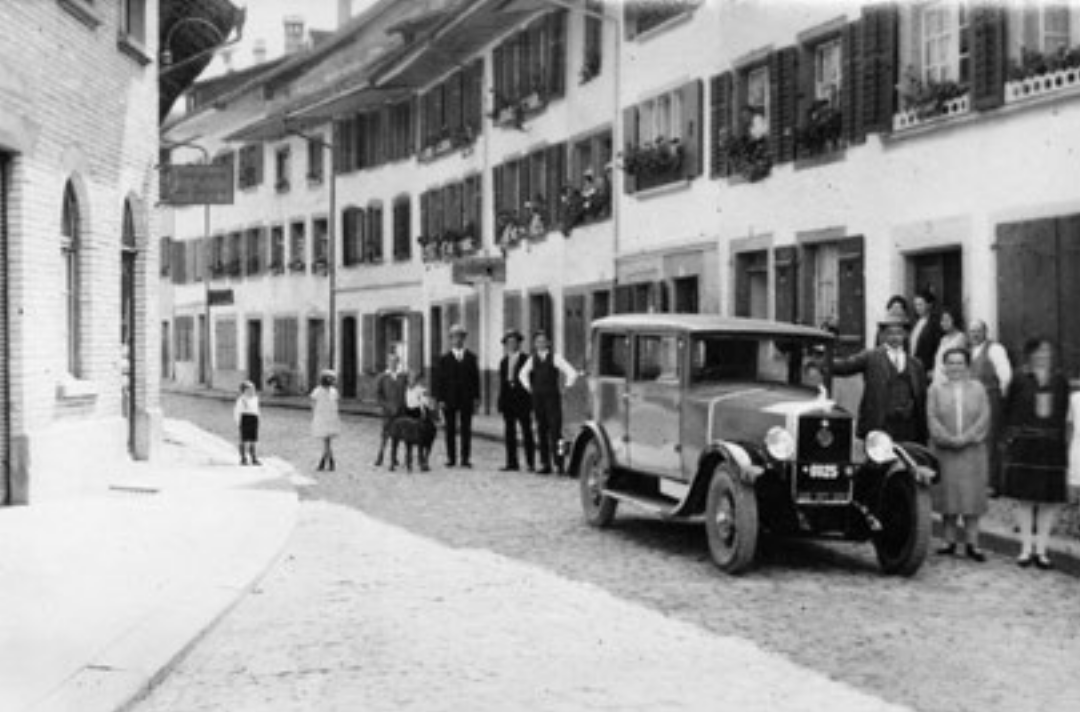 In der Kleinen Kirchgasse diente das Backsteingebäude (links) als Garage für das erste Postauto. In der Kleinen Kirchgasse diente das Backsteingebäude (links) als Garage für das erste Postauto.