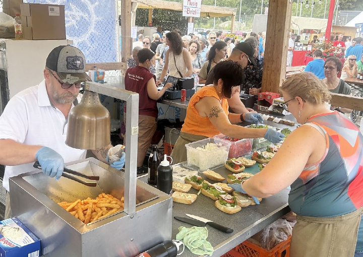 Die «Argovia Rebels» produzieren Hamburger und Pommes Frites am Laufmeter.  Fotos: hhs