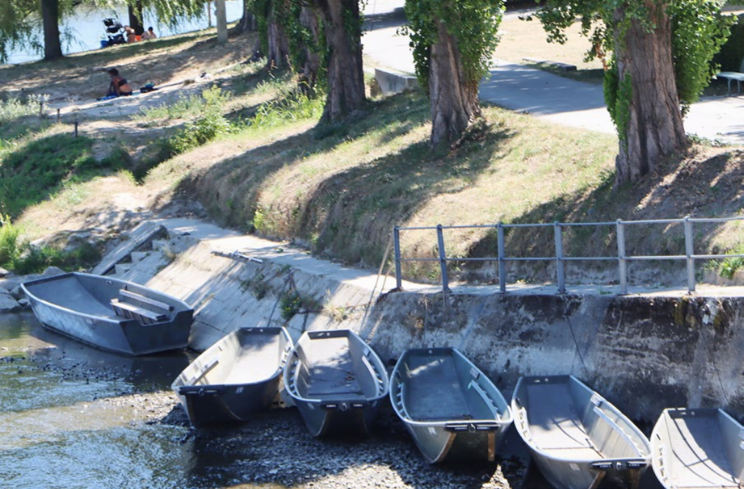 Die Boote der Pontoniere Mellingen liegen auf dem Trockenen. Auch ältere Vereinsmitglieder sagen, dass sie so etwas im Juli noch nie erlebten. Fotos: dg Die Boote der Pontoniere Mellingen liegen auf dem Trockenen. Auch ältere Vereinsmitglieder sagen, dass sie so etwas im Juli noch nie erlebten. Fotos: dg