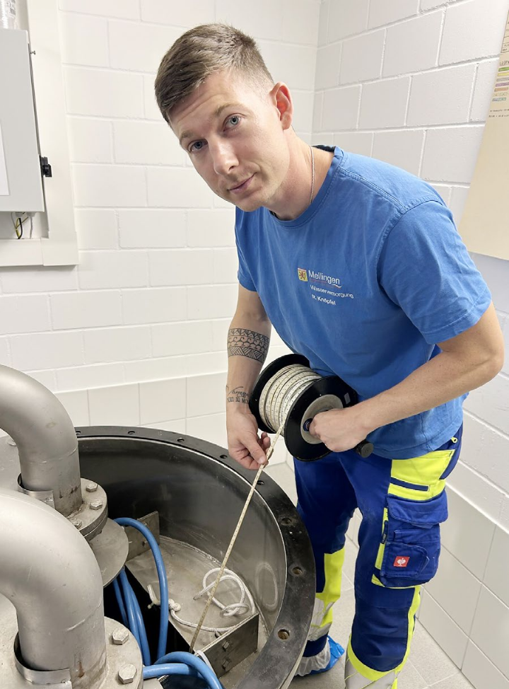 «Sollte Baden kein Wasser mehr liefern können, sieht es auch bei uns definitiv anders aus», erklärt Brunnenmeister Roger Knöpfel beim Messen des Grundwasserstands im Pumpwerk im Gheid. Foto: hhs