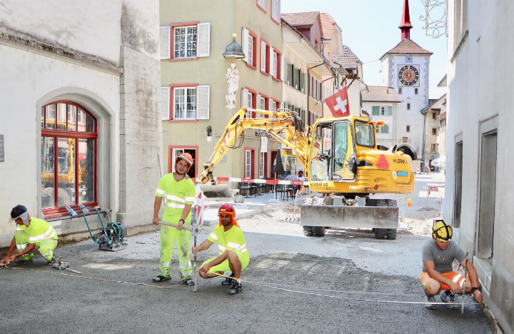 Das Bauteam verlegt Luserna-Platten im Stadttor. Am Montag lagen die Temperaturen bei 38 Grad. Foto: dg