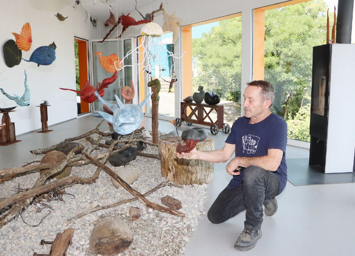 Martin Hufschmid vor seiner kreativen Wasserwelt. Die Kunstobjekte überraschen.
Fotos: dg