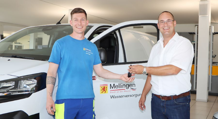 Bei der Schlüsselübergabe übernimmt Brunnenmeister Roger Knöpfel (links) offiziell das Fahrzeug von Philipp Huber, Inhaber Huber Automobile AG. Foto: dg
