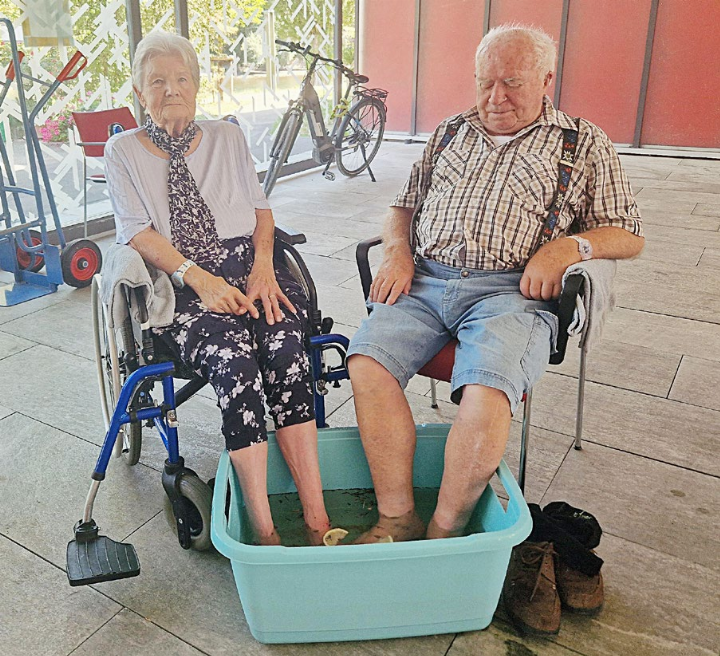 Leonie und Peter Ruflin geniessen im Alterszentrum Im Grüt in Mellingen ein kühles Fussbad. Bei der Hitze fehlt nur noch eine leckere Glace. Fotos: zVg
