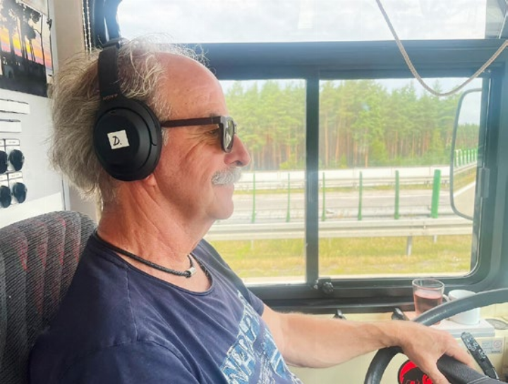 Der Niederrohrdorfer Daniel Zehnder im Migros-Wohnbus am Steuer: Er fuhr täglich über 400 Kilometer bis nach Lwiw in der Ukraine. Der Niederrohrdorfer Daniel Zehnder im Migros-Wohnbus am Steuer: Er fuhr täglich über 400 Kilometer bis nach Lwiw in der Ukraine.