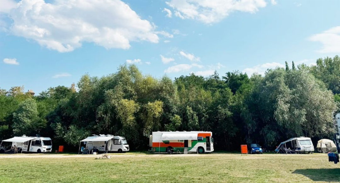 Der Migros-Wohnbus hat einen Platz auf einem Campingplatz in Görlitz an der polnischen Grenze gefunden. Genächtigt wird am Ufer des Berzdorfer Sees. Fotos: zVg Der Migros-Wohnbus hat einen Platz auf einem Campingplatz in Görlitz an der polnischen Grenze gefunden. Genächtigt wird am Ufer des Berzdorfer Sees. Fotos: zVg