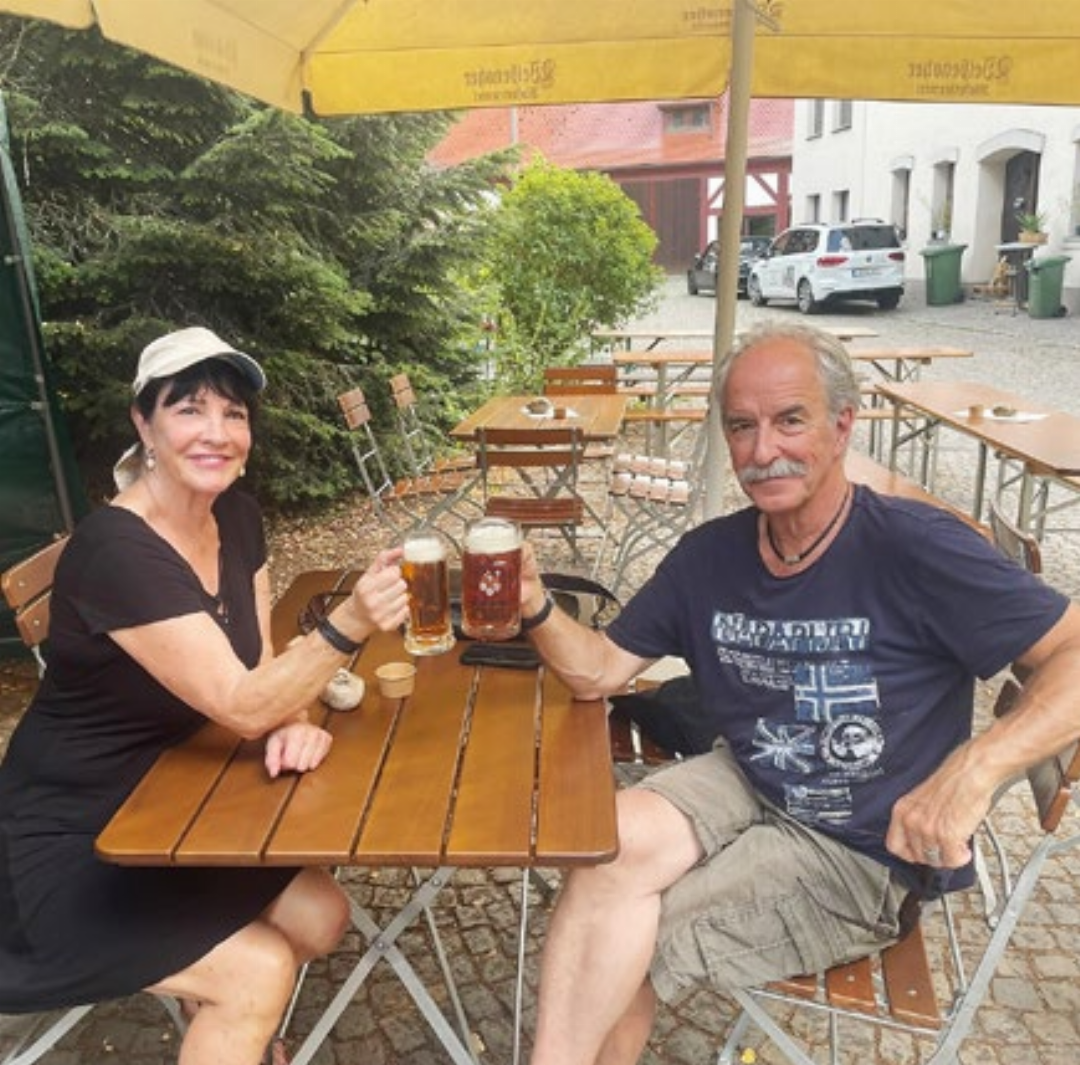 Susanne Lehmann (links) und Daniel Zehnder stossen in Nürnberg auf die ersten 400 Kilometer Fahrt an. Susanne Lehmann (links) und Daniel Zehnder stossen in Nürnberg auf die ersten 400 Kilometer Fahrt an.