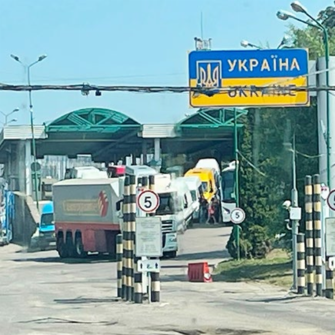 Am Donnerstag erreicht der Migros-Wohnbus die ukrainische Grenze und kommt um 16.45 Uhr in Lwiw an. Am Donnerstag erreicht der Migros-Wohnbus die ukrainische Grenze und kommt um 16.45 Uhr in Lwiw an.