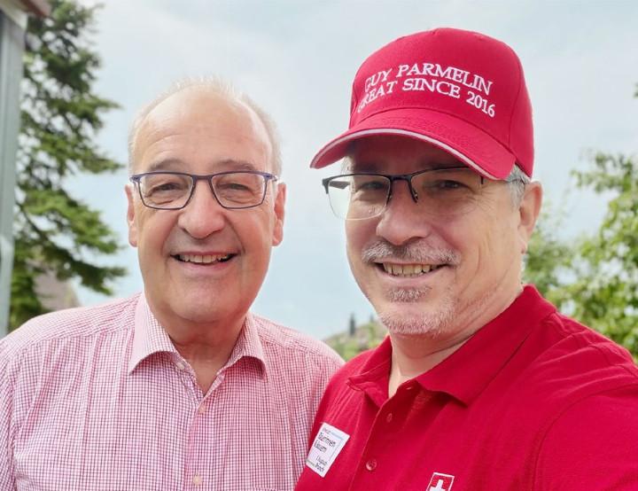 Mario Lang (rechts) traf Bundespräsident Guy Parmelin am 1.-August-Brunch. Ein Selfie durfte mit dem passenden Chäppi nicht fehlen. Foto: zVg