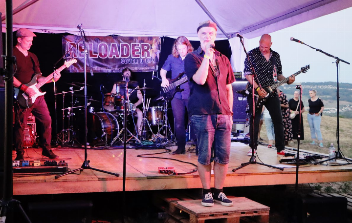 Die Rock-Coverband Reloader heizte dem Publikum mit Rock-Klassikern am lauen Sommerabend ein.