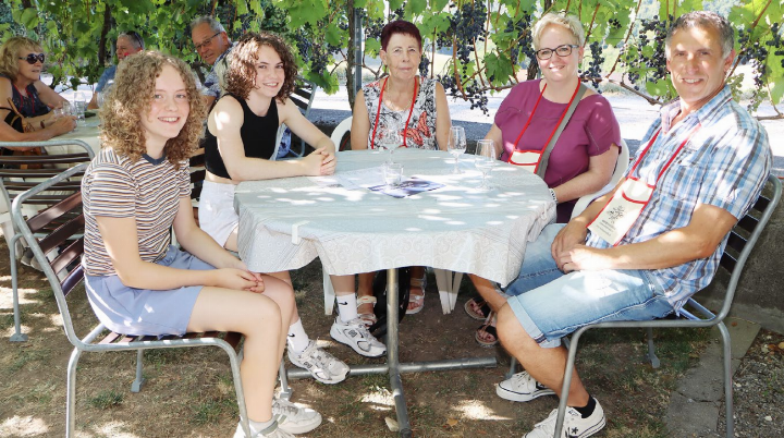Familie Seiler aus Tägerig kommt fast immer ans Rääbhüslifäscht. Stimmung und Kulinarik seien bestens. Fotos: dg