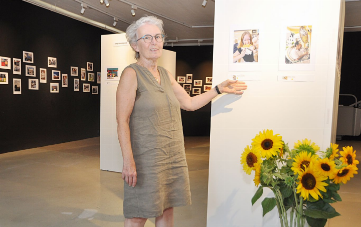 Sonja Baumann von der Kommission «Kultur in Fislisbach» zeigt die Ergebnisse der «Foto-Challenge» anlässlich des Dorffestes. Die Ausstellung ist noch bis zum 6. September im Kulturzentrum in Fislisbach zu sehen. Fotos: ml