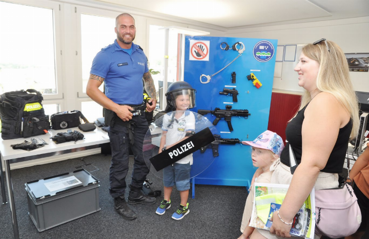 Die Polizei ist für kleine Jungs offenbar immer noch höchst spannend. Alessio (Mitte) ist jedenfalls begeistert und hat jede Menge Fragen zur Ausrüstung der Repol, die Wachtmeister Fabian Egloff (links) gerne beantwortet. Fotos: ml
