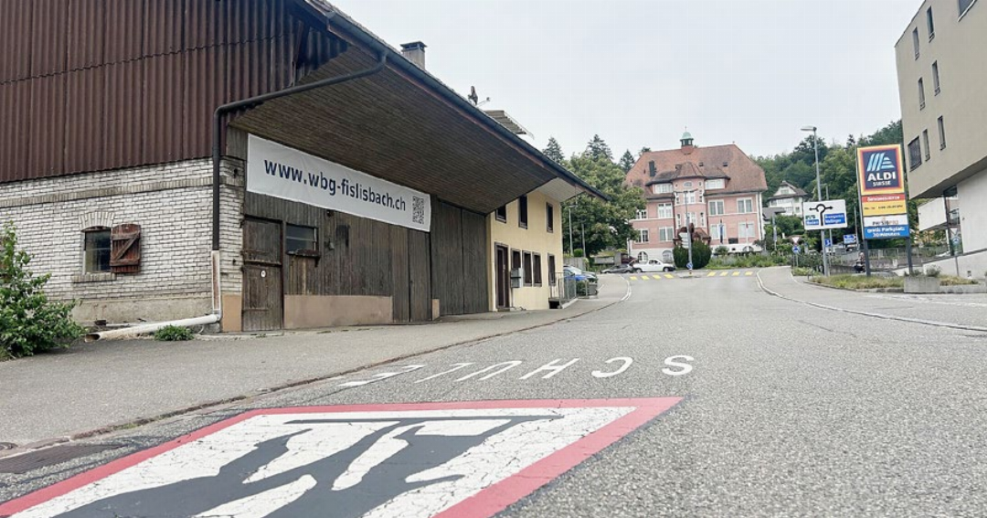 Links fällt der Blick auf Scheune und Wohnhaus der Erbengemeinschaft Peterhans, oben befindet sich das Gemeindehaus, rechts der Aldi. Links fällt der Blick auf Scheune und Wohnhaus der Erbengemeinschaft Peterhans, oben befindet sich das Gemeindehaus, rechts der Aldi.