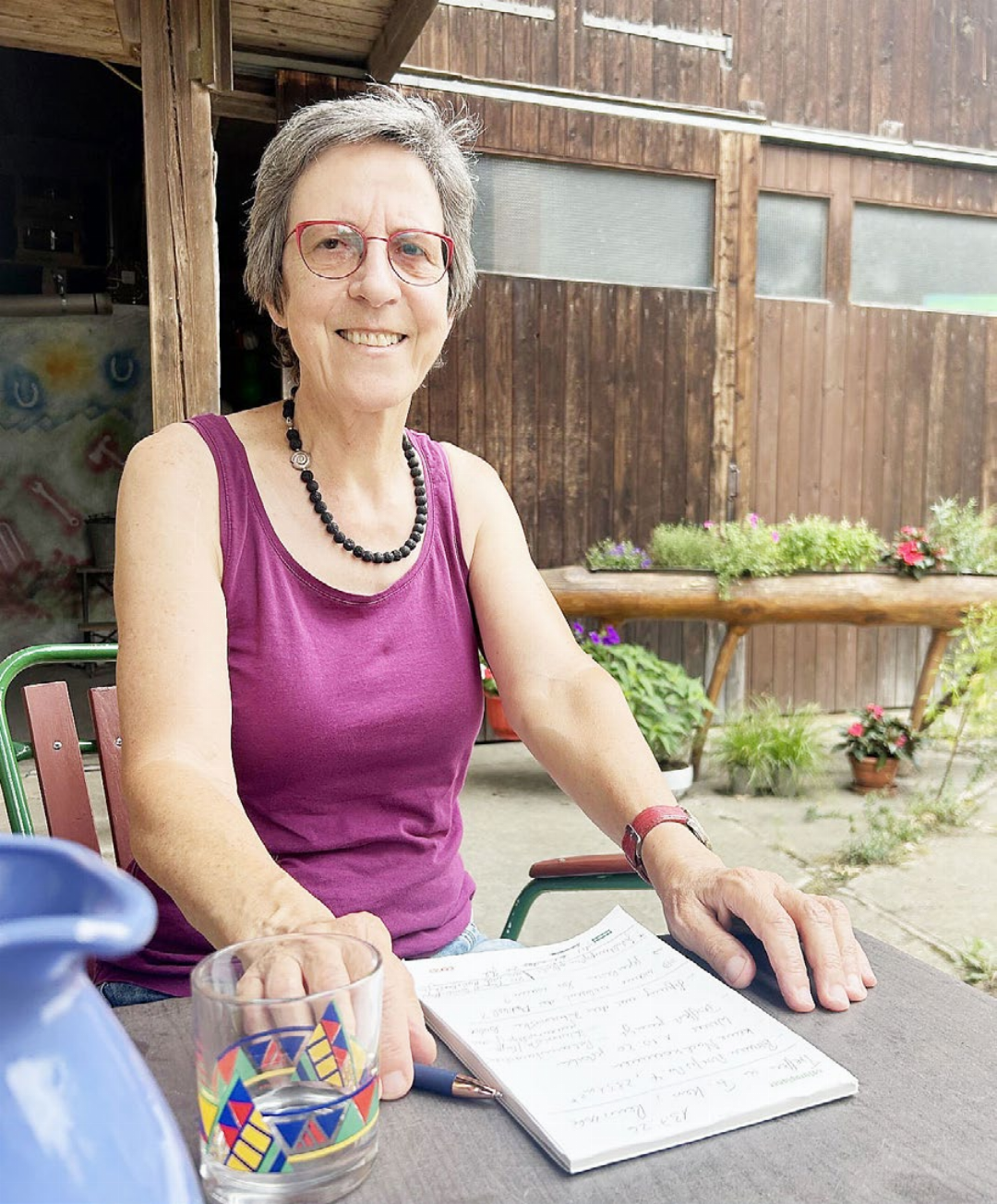«Wir sind hier aufgewachsen», erklärt Irene Peterhans und fügt an: «Auf dieser Fläche hätten bis zu 30 Mietwohnungen Platz.» Fotos: hhs «Wir sind hier aufgewachsen», erklärt Irene Peterhans und fügt an: «Auf dieser Fläche hätten bis zu 30 Mietwohnungen Platz.» Fotos: hhs