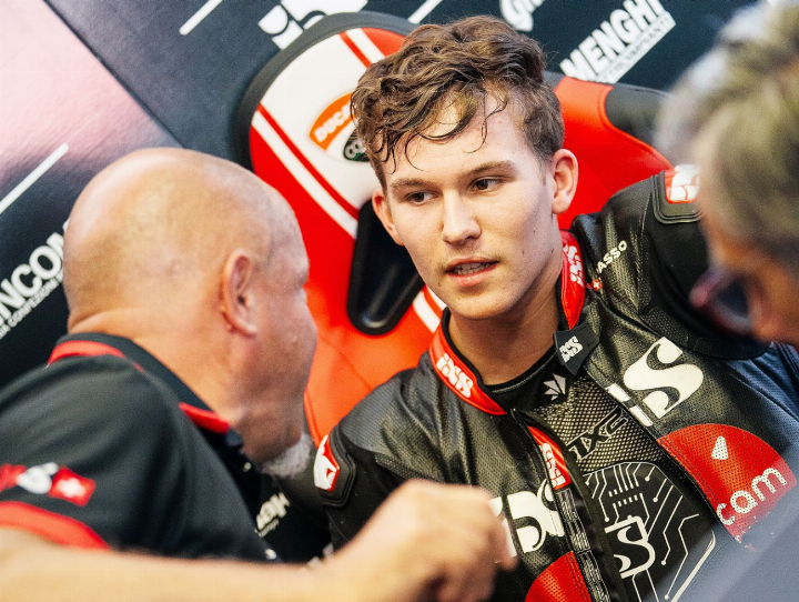 Alessandro Binder (rechts), hier im Gespräch mit Markus Kupferschmid von Sorpasso, einer Förder-Plattform für junge Talente im Motorsport. Binder hatte in Italien den rekonvaleszenten Noah Dettwiler ersetzen dürfen. Foto: zVg Alessandro Binder (rechts), hier im Gespräch mit Markus Kupferschmid von Sorpasso, einer Förder-Plattform für junge Talente im Motorsport. Binder hatte in Italien den rekonvaleszenten Noah Dettwiler ersetzen dürfen. Foto: zVg