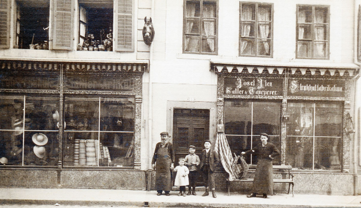 Der Grossvater von Walter Iten, Josef Iten (1845-1918), vor seiner Sattlerwerkstadt an der Hauptgasse. Bemerkenswert der Pferdekopf über dem Ladenlokal. Links der Hut- und Stoffladen von Josef Itens Gattin Josefine (gest. 1927). Foto: Fotoarchiv Mellingen Der Grossvater von Walter Iten, Josef Iten (1845-1918), vor seiner Sattlerwerkstadt an der Hauptgasse. Bemerkenswert der Pferdekopf über dem Ladenlokal. Links der Hut- und Stoffladen von Josef Itens Gattin Josefine (gest. 1927). Foto: Fotoarchiv Mellingen