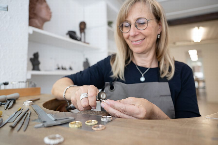 Beatrix Motsch stellt in ihrem Atelier unter anderem einzigartige Schmuckstücke aus Edelmetall, Edelsteinen und Süsswasserperlen her. Fotos: zVg