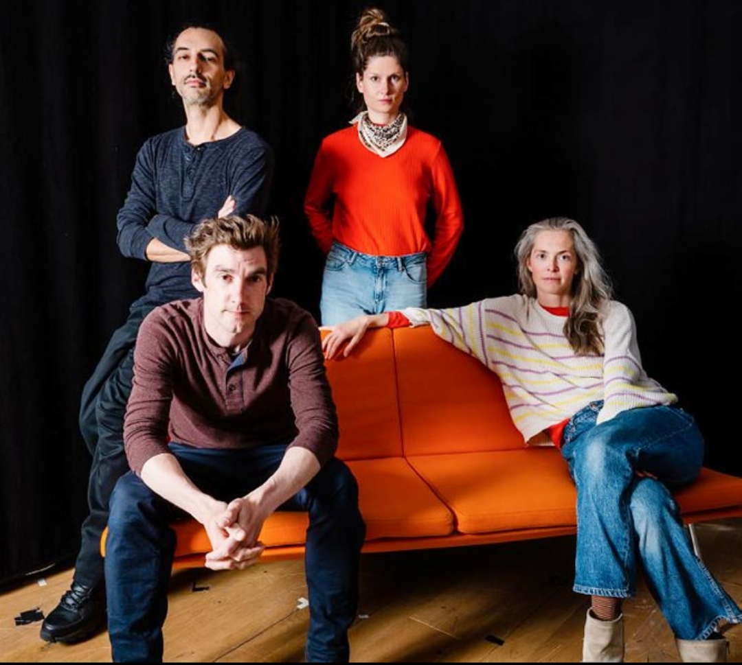 Hitz mit Dashmir Ristemi, Vera Bommer und Lucy Wirth bei Aufnahmen zum SRF-Krimi-Podcoast «Grauen». Foto: zVg Hitz mit Dashmir Ristemi, Vera Bommer und Lucy Wirth bei Aufnahmen zum SRF-Krimi-Podcoast «Grauen». Foto: zVg