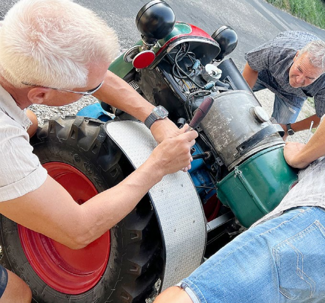 Pannen sind bei den teilweise über 50-jährigen Rapid- Oldies natürlich keine Seltenheit. Zur Not wird schon mal ein Motor unterwegs komplett revidiert. Pannen sind bei den teilweise über 50-jährigen Rapid- Oldies natürlich keine Seltenheit. Zur Not wird schon mal ein Motor unterwegs komplett revidiert.