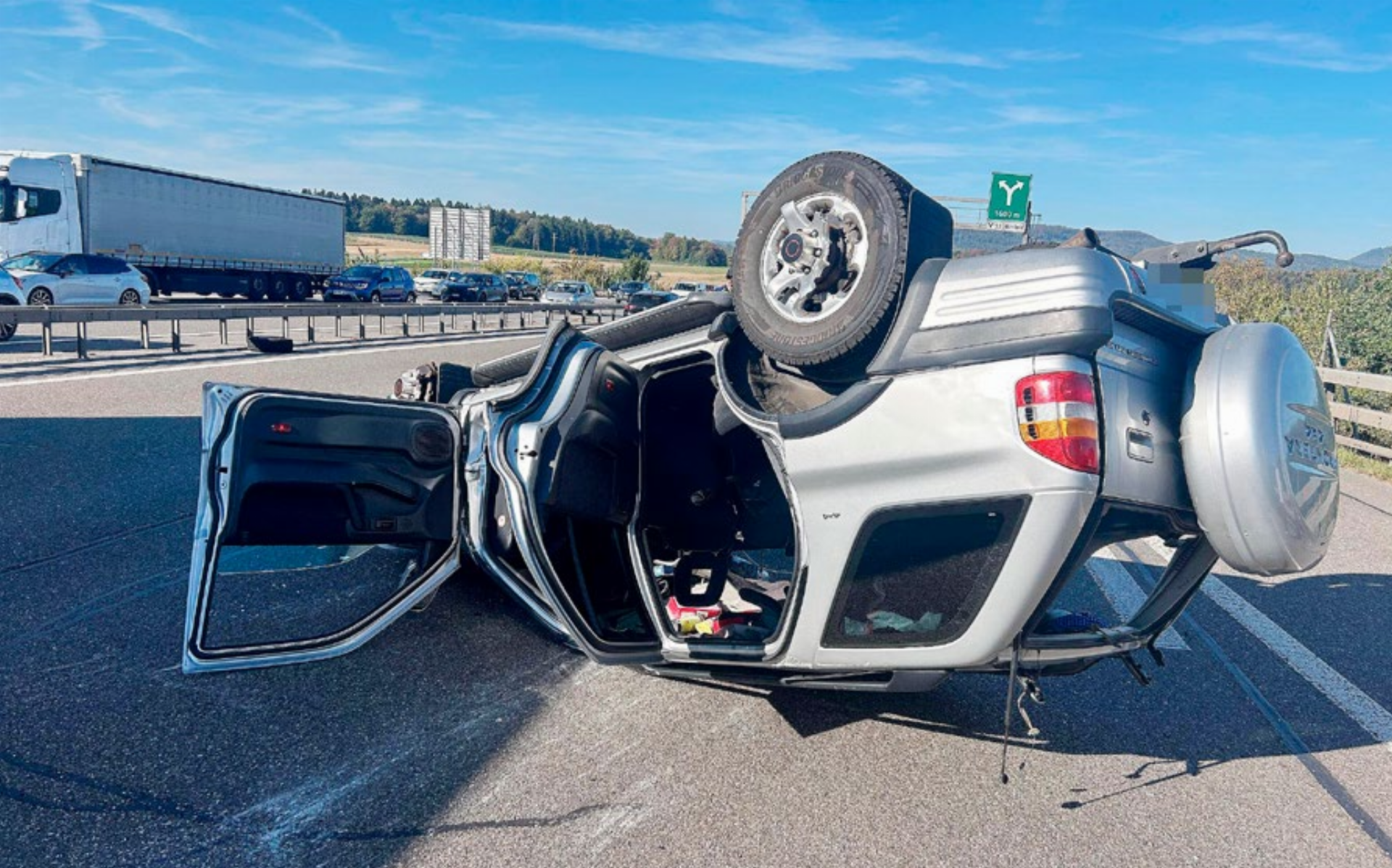 Auto überschlug sich auf A1 - Das Bild wird blockiert. – Möglicherweise durch einen aktiven Adblocker.
