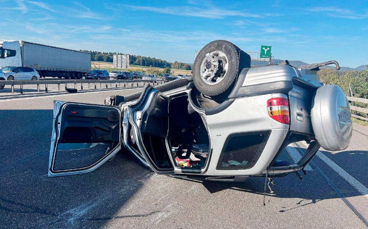 Das Auto überschlug sich und landete auf dem Dach. Fotos: Kapo