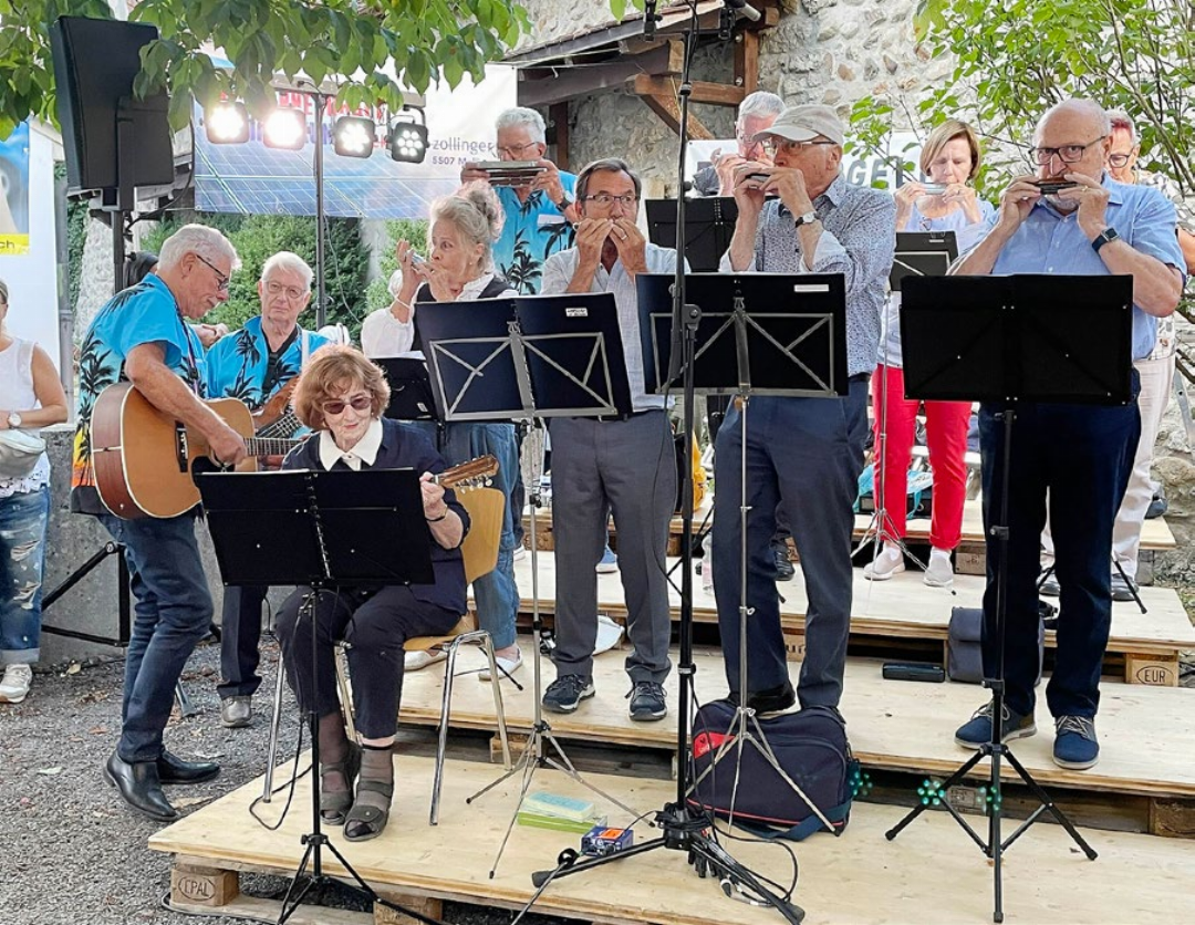 Die «Muilörgeler» werden von einer Seniorin an der Mandoline begleitet (links). Die «Muilörgeler» werden von einer Seniorin an der Mandoline begleitet (links).