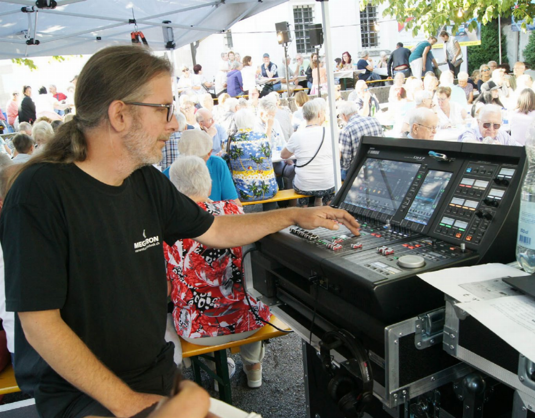 Der Tonmeister von Megatron. Er sorgte am Iberg Open Air für optimalen Sound auf dem ganzen Festplatz. «Megatron hat einen Superjob gemacht und der Unterschied war hörbar», meinte Andi Koller vom OK nach dem Konzert. Der Tonmeister von Megatron. Er sorgte am Iberg Open Air für optimalen Sound auf dem ganzen Festplatz. «Megatron hat einen Superjob gemacht und der Unterschied war hörbar», meinte Andi Koller vom OK nach dem Konzert.