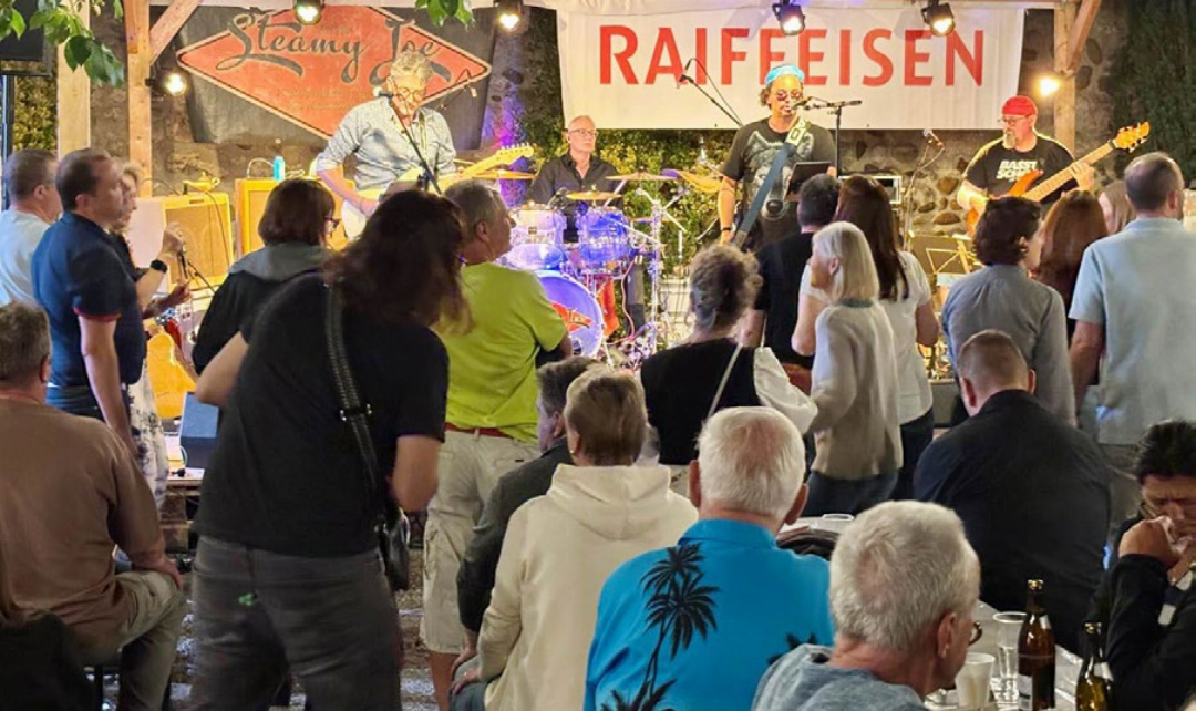 Den Schluss des Abends bestritt «Steamy Joe» mit Blues und Funk. Den Schluss des Abends bestritt «Steamy Joe» mit Blues und Funk.