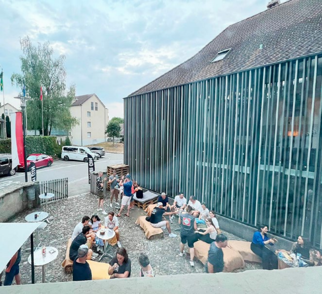 Voller Erfolg: Rund hundert Gin-Fans kamen zum ersten «Birmi Gin Evening» im Don Bosco Haus in Birmenstorf. Voller Erfolg: Rund hundert Gin-Fans kamen zum ersten «Birmi Gin Evening» im Don Bosco Haus in Birmenstorf.
