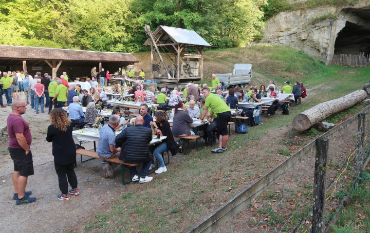 Die gemütliche Jubiläumsfeier begann mit einem Apéro und Ansprachen und ging mit Grilladen und Salatbuffet von der Nesselnbacher Milchzentrale weiter. Sie fand draussen statt, im historischen Steinbruch Eckwil. Fotos: mbe
