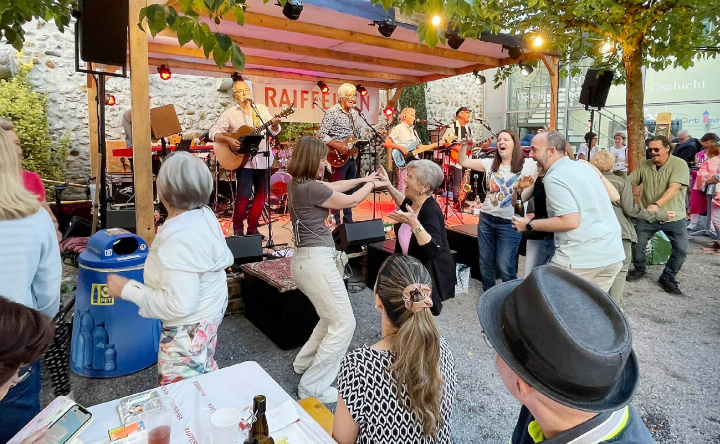 Jung und Alt tanzen begeistert zu den rockigen Rhythmen der «Greyhair Company». Auch auf einem Kiesplatz kann getanzt werden. Fotos: Peter Thomann