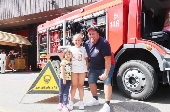 Gruppenbild vor Tanklöschfahrzeug: Simon Keiser ist selbst in der Feuerwehr, links von ihm Tochter Maela und ganz links Leonie Fuchs. Fotos: mbe